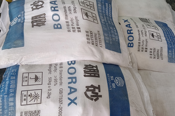 五水硼砂和十水硼砂的结晶水是如何影响其性能的?