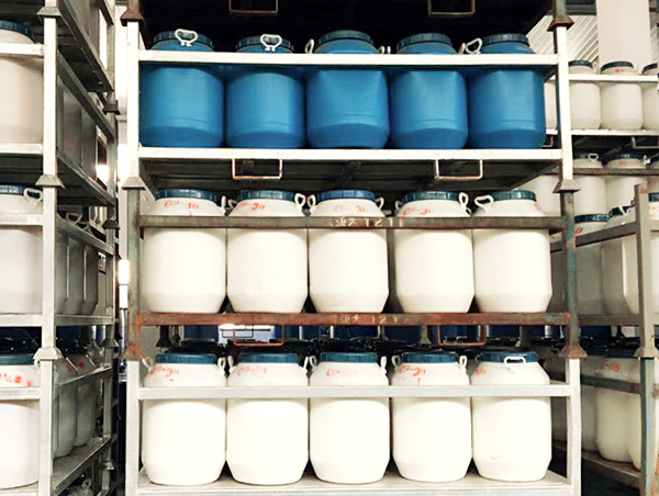 抗静电剂生产厂家实建化工告知您：抗静电剂的分类及选择